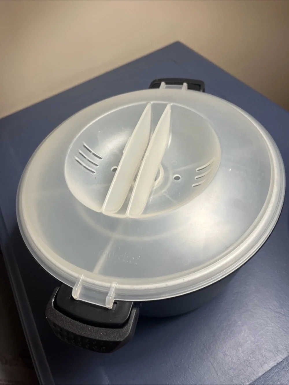 The Pampered Chef 3-Quart Micro-Cooker Plus